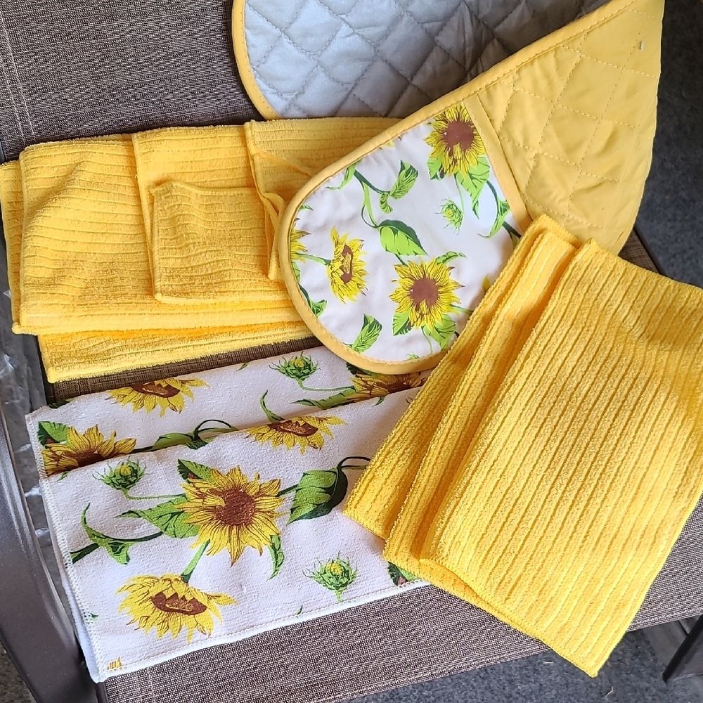 Kitchen Linens Set - Yellow and Red - Picture 3 of 3